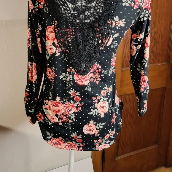 Womans no boundaries Floral and Black Knit top Tie front Lace Back Size Small - Picture 7 of 13